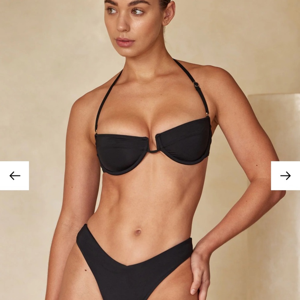Monday Swimwear Black Cala Conta Bikini Top V (XL)